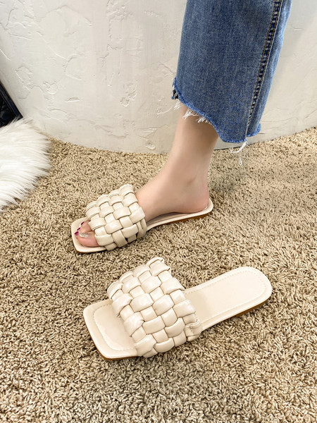 Sieviešu ādas čības no mākslīgās ādas ar plakanu zoli