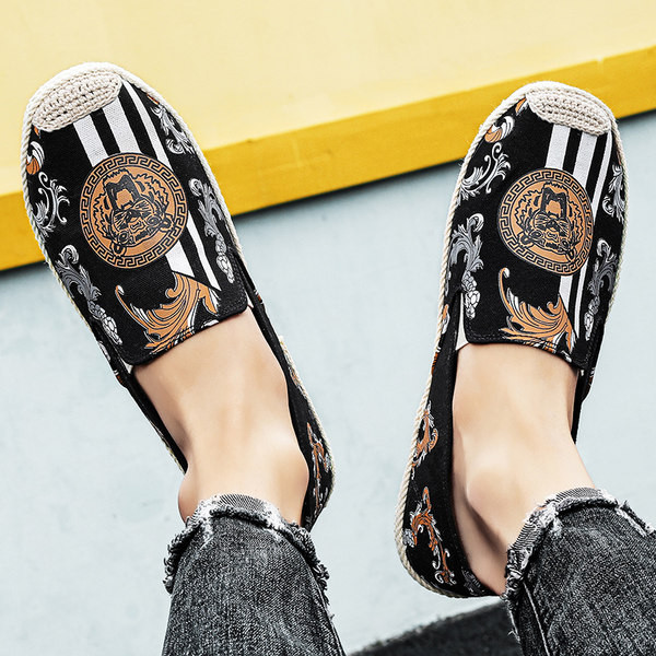 Mūsdienīgi vīriešu mokasīni ar plakanām zolēm