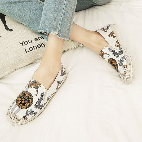 Mūsdienīgi vīriešu mokasīni ar plakanām zolēm