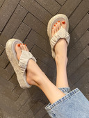 Ikdienas sieviešu čības ar plakanu zoli - starp pirkstiem