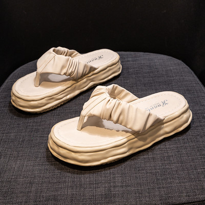 Ikdienas sieviešu čības ar plakanu zoli - starp pirkstiem