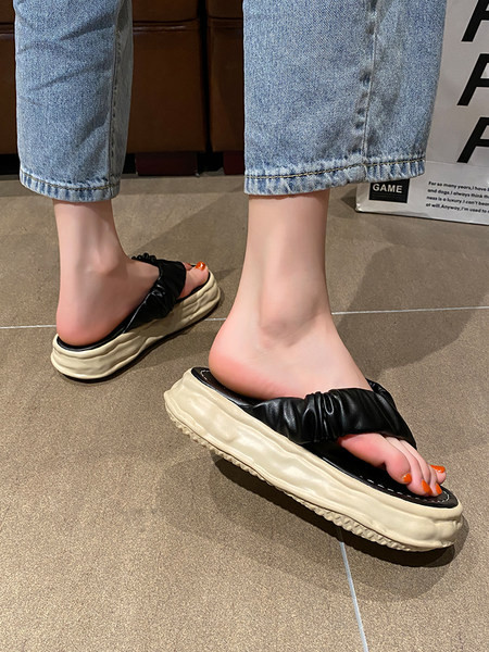 Ikdienas sieviešu čības ar plakanu zoli - starp pirkstiem