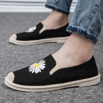 Vīriešu mokasīni ar izšuvumu un plakanu zoli