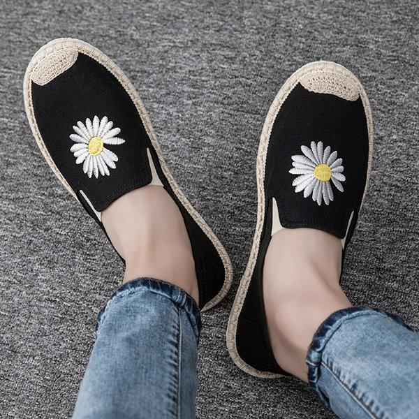 Vīriešu mokasīni ar izšuvumu un plakanu zoli