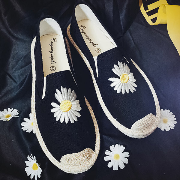 Vīriešu mokasīni ar izšuvumu un plakanu zoli