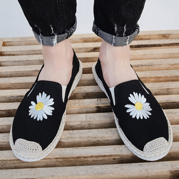 Vīriešu mokasīni ar izšuvumu un plakanu zoli