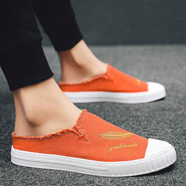 Mūsdienīgi mokasīni ar izšuvumu un plakanu zoli