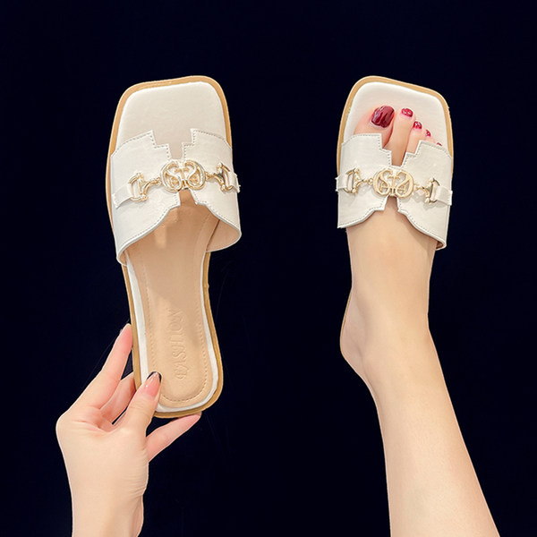 Sieviešu ikdienas čības no eko ādas un metāla apdari