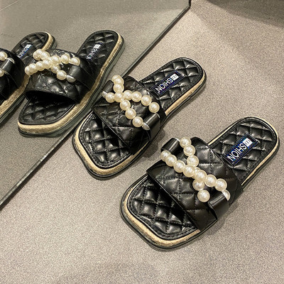 Γυναικεία επίπεδη σόλα με δερμάτινο λουράκι και διακόσμηση από πέρλες