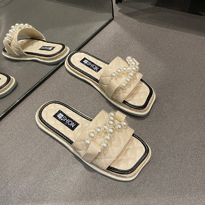 Γυναικεία επίπεδη σόλα με δερμάτινο λουράκι και διακόσμηση από πέρλες