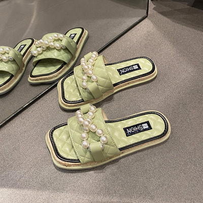 Γυναικεία επίπεδη σόλα με δερμάτινο λουράκι και διακόσμηση από πέρλες