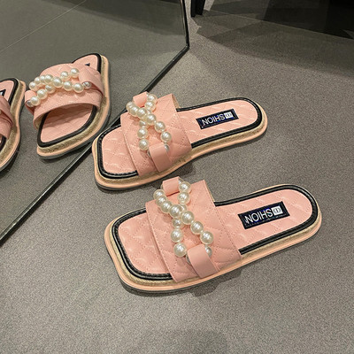 Γυναικεία επίπεδη σόλα με δερμάτινο λουράκι και διακόσμηση από πέρλες