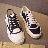 Modernas sieviešu kedas ar plakanām zolēm un šņorēm – divu krāsu