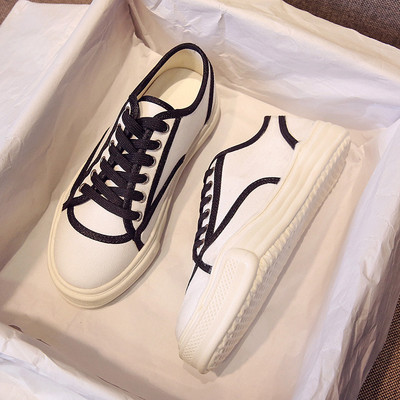 Modernas sieviešu kedas ar plakanām zolēm un šņorēm – divu krāsu