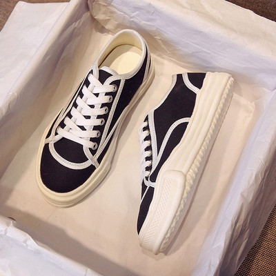 Modernas sieviešu kedas ar plakanām zolēm un šņorēm – divu krāsu