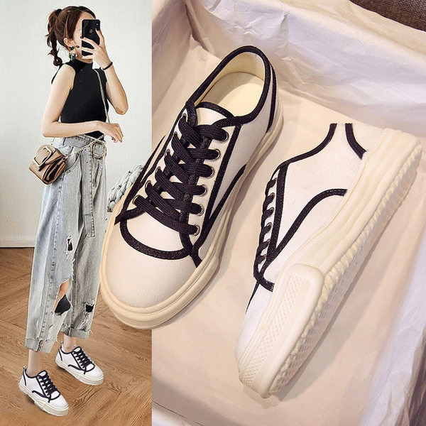 Modernas sieviešu kedas ar plakanām zolēm un šņorēm – divu krāsu