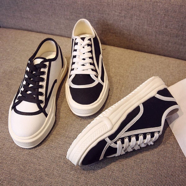 Modernas sieviešu kedas ar plakanām zolēm un šņorēm – divu krāsu