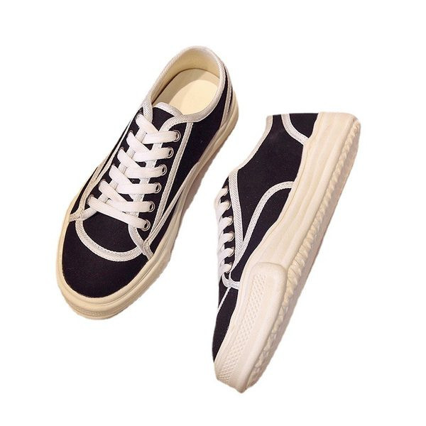 Modernas sieviešu kedas ar plakanām zolēm un šņorēm – divu krāsu