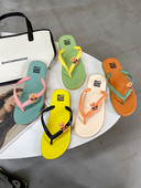 Neformālas sieviešu flipas starp lācīša pirkstiem