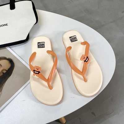 Neformālas sieviešu flipas starp lācīša pirkstiem