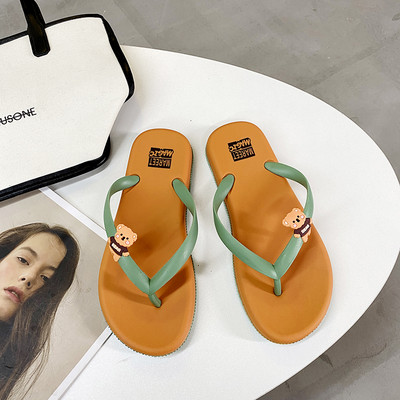 Neformālas sieviešu flipas starp lācīša pirkstiem