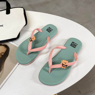 Neformālas sieviešu flipas starp lācīša pirkstiem