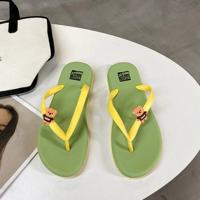 Neformālas sieviešu flipas starp lācīša pirkstiem