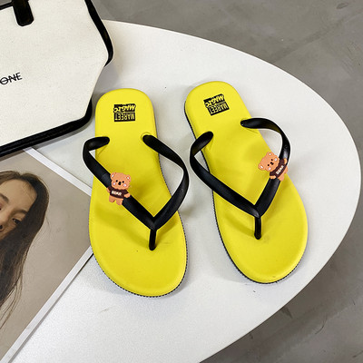 Neformālas sieviešu flipas starp lācīša pirkstiem