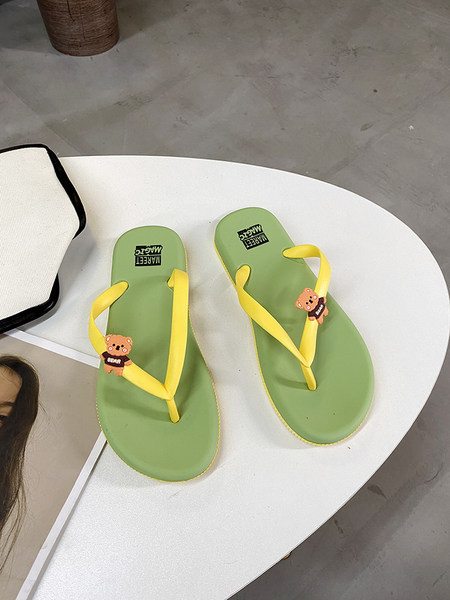 Neformālas sieviešu flipas starp lācīša pirkstiem