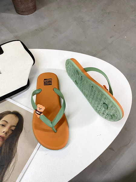 Neformālas sieviešu flipas starp lācīša pirkstiem