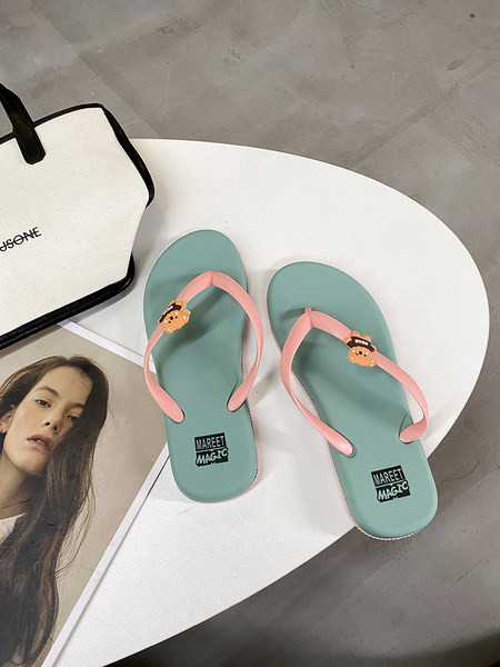 Neformālas sieviešu flipas starp lācīša pirkstiem