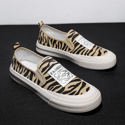 Jauns vīriešu mokasīnu modelis ar emblēmu un dzīvnieku apdruku