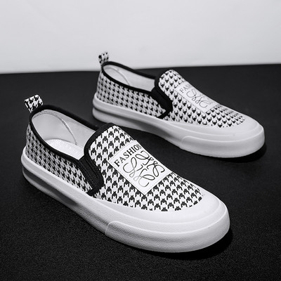 Jauns vīriešu mokasīnu modelis ar emblēmu un dzīvnieku apdruku