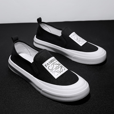 Jauns vīriešu mokasīnu modelis ar emblēmu un dzīvnieku apdruku