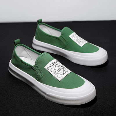 Jauns vīriešu mokasīnu modelis ar emblēmu un dzīvnieku apdruku