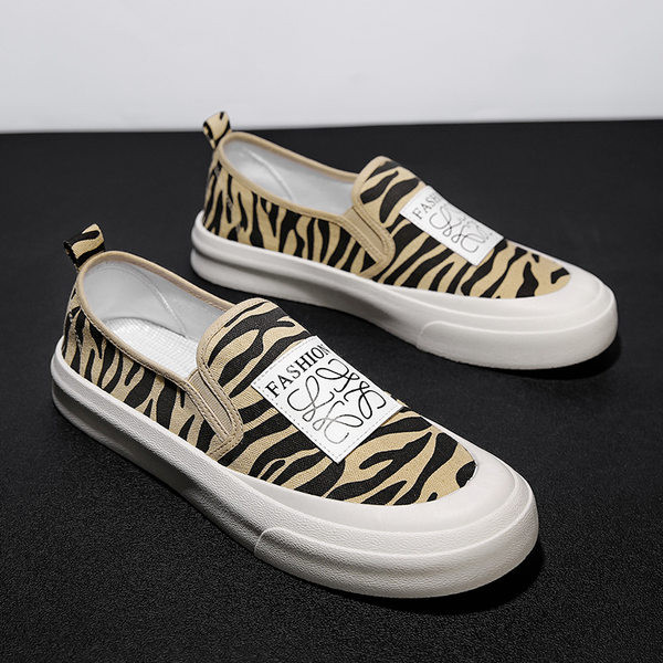 Jauns vīriešu mokasīnu modelis ar emblēmu un dzīvnieku apdruku