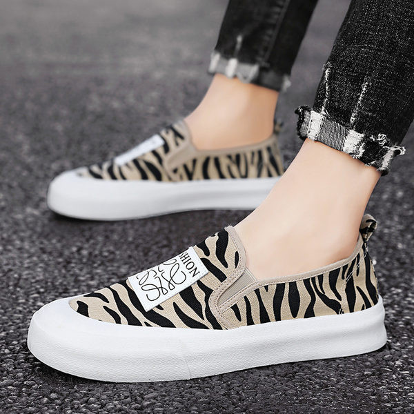 Jauns vīriešu mokasīnu modelis ar emblēmu un dzīvnieku apdruku