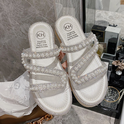 Ikdienas sieviešu čības ar plānām lencītēm un pērlēm