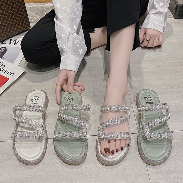 Ikdienas sieviešu čības ar plānām lencītēm un pērlēm