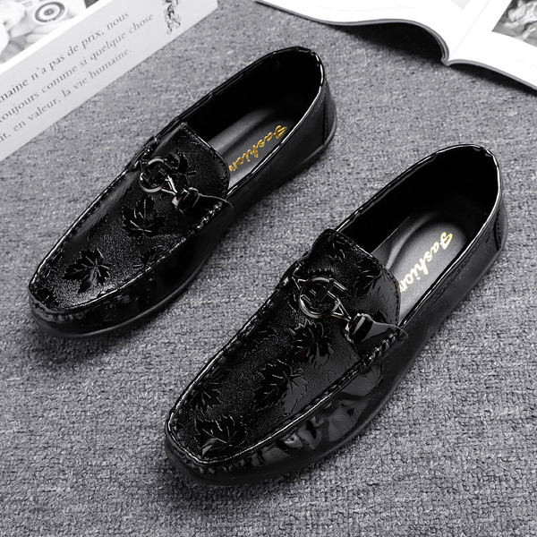 Mūsdienīgi vīriešu mokasīni ar metāla apdari