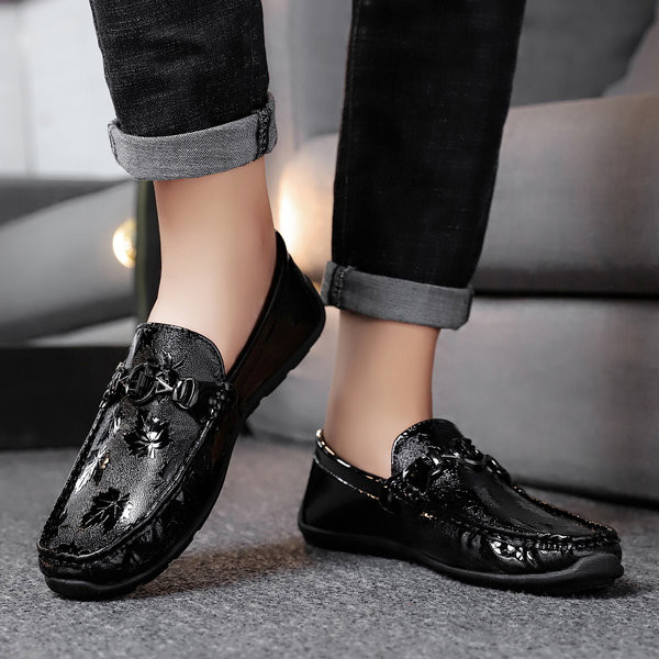 Mūsdienīgi vīriešu mokasīni ar metāla apdari