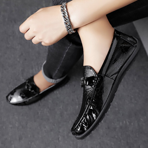 Mūsdienīgi vīriešu mokasīni ar metāla apdari