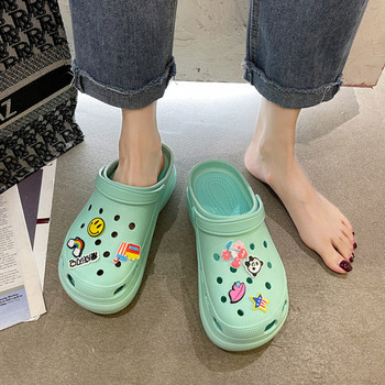 Γυναικείες παντόφλες από καουτσούκ τύπου crocs με απλικέ