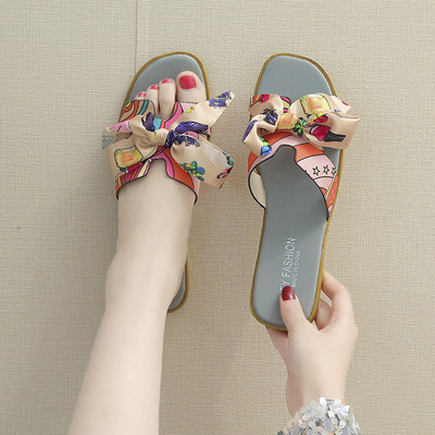 Sieviešu ikdienas čības ar plakanu zoli un krāsainu lenti