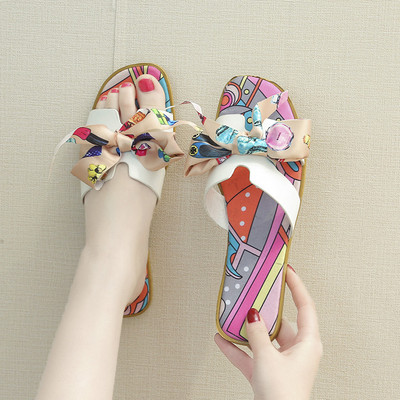 Sieviešu ikdienas čības ar plakanu zoli un krāsainu lenti