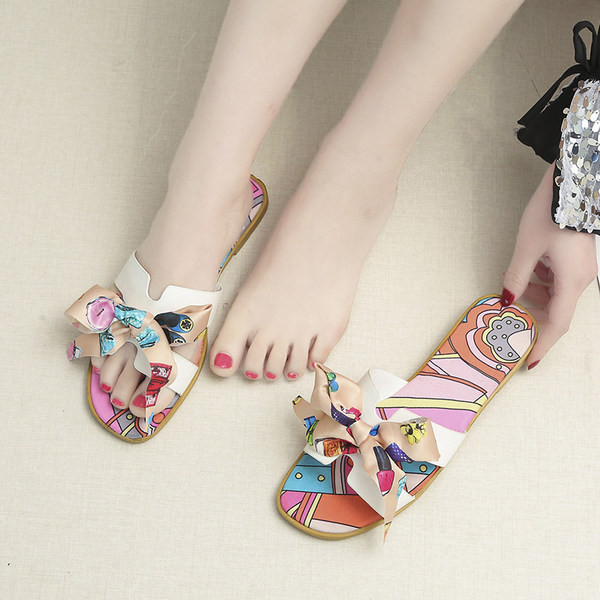 Sieviešu ikdienas čības ar plakanu zoli un krāsainu lenti