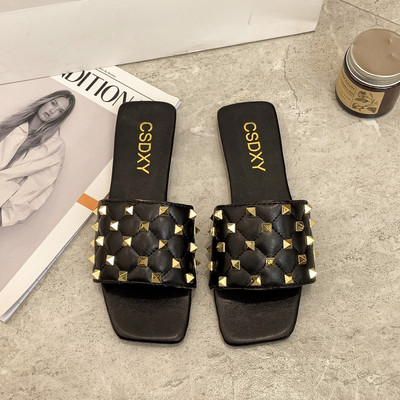 Γυναικείες έκο δερμάτινες παντόφλες με μεταλλικά τρουξ