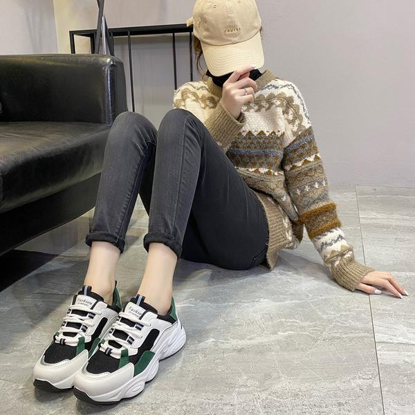 Jauns sieviešu kedu modelis ar raupju zoli - divās krāsās