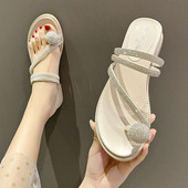 Sieviešu čības, dekorētas ar akmeņiem