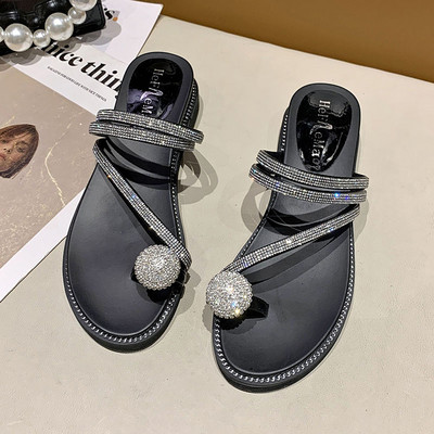 Sieviešu čības, dekorētas ar akmeņiem